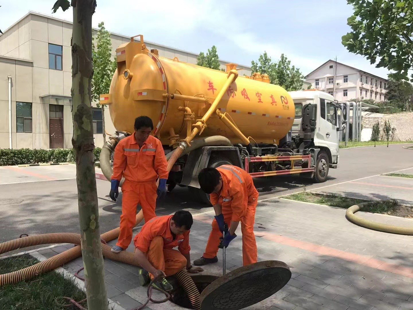 沁园街道管道疏通车停在窨井附近