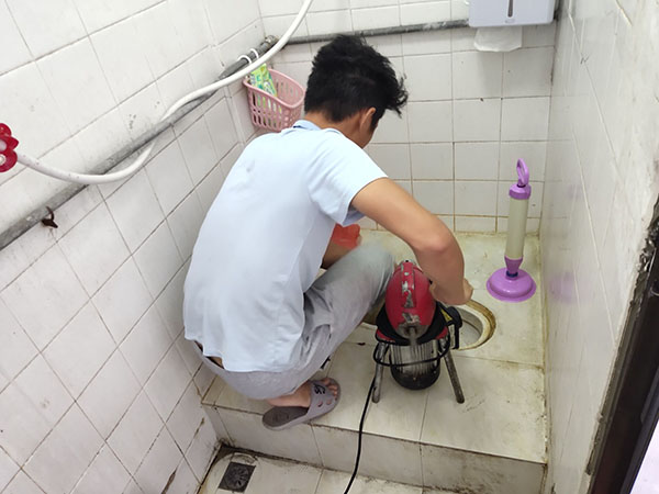 沁园街道管道堵塞冒臭气 专业师傅现场解决问题