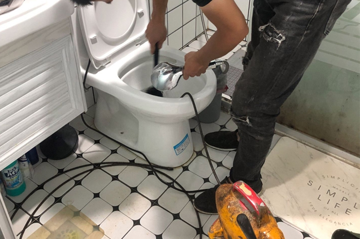 沁园街道马桶堵塞自己疏通还是找师傅?专业上门服务让你省时更省心